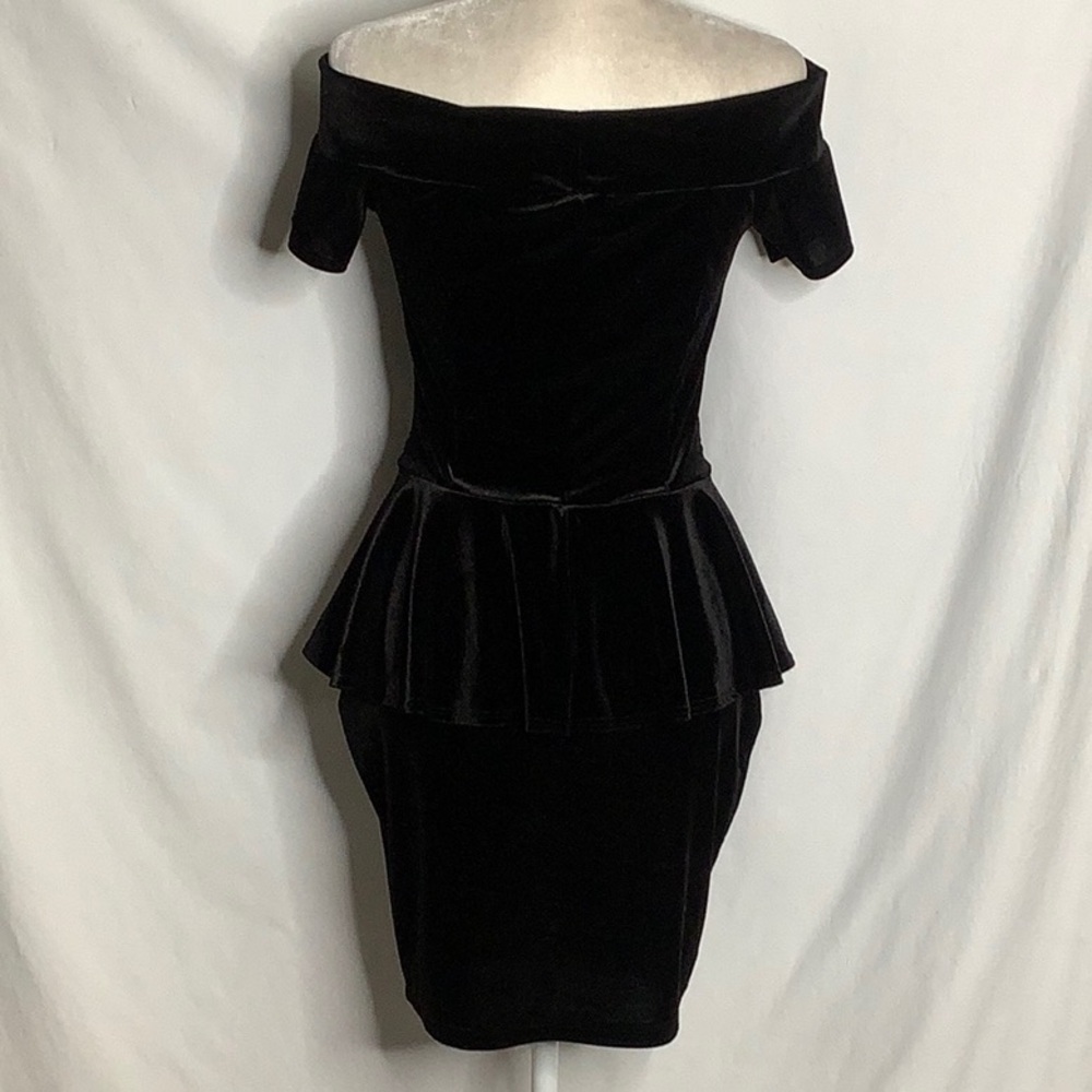 Elegant Black Velvet Peplum Off Shoulder Dress Size M Whimsigoth Vintage - Picture 15 of 16